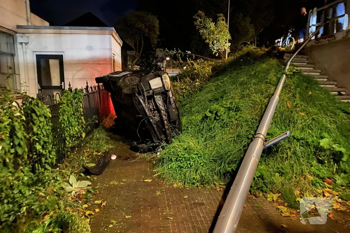 Automobilist raakt van dijk belandt op zijn kant