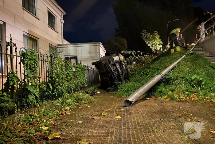 Automobilist raakt van dijk belandt op zijn kant