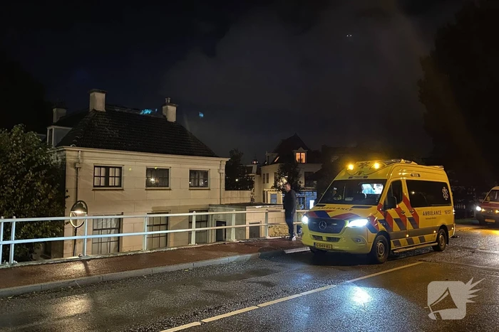 Automobilist raakt van dijk belandt op zijn kant
