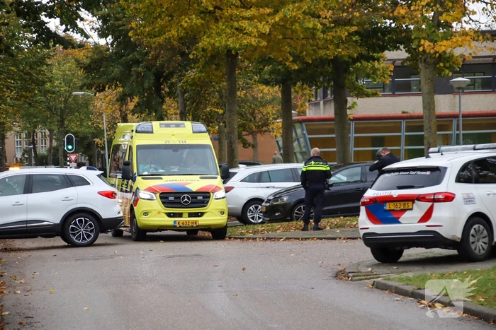 Automobilist rijdt achteruit en botst op brommer
