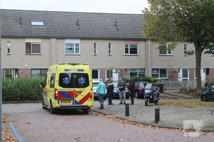 Automobilist rijdt achteruit en botst op brommer