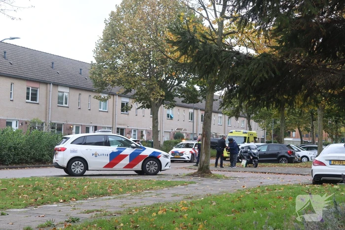 Automobilist rijdt achteruit en botst op brommer