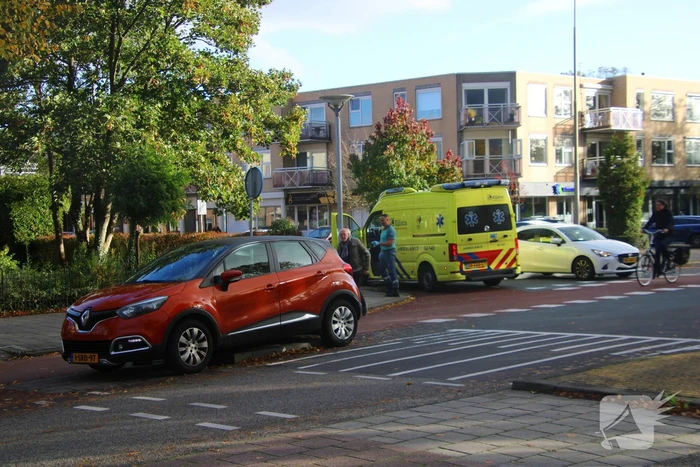 Fietser en automobilist botsen op kruising