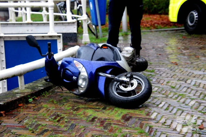 Scooterrijder gaat hard onderuit en raakt gewond