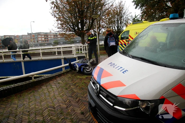 Scooterrijder gaat hard onderuit en raakt gewond