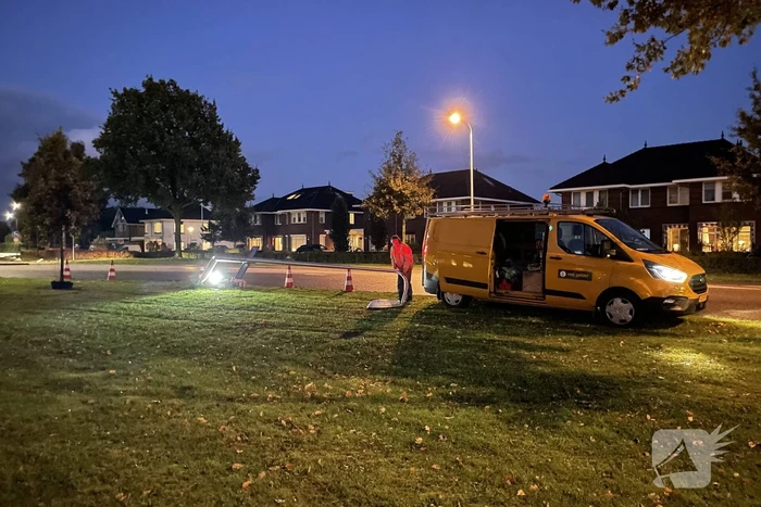 Lantaarnpaal uit de grond gereden