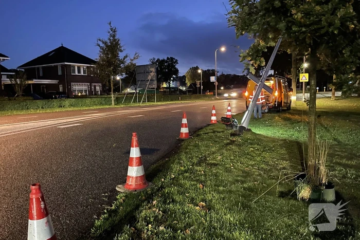 Lantaarnpaal uit de grond gereden
