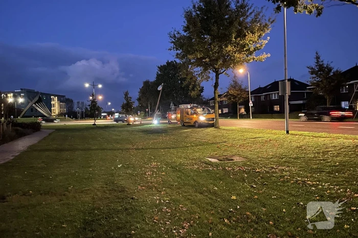Lantaarnpaal uit de grond gereden