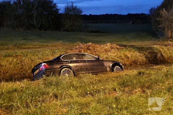 Auto belandt in sloot door glad wegdek