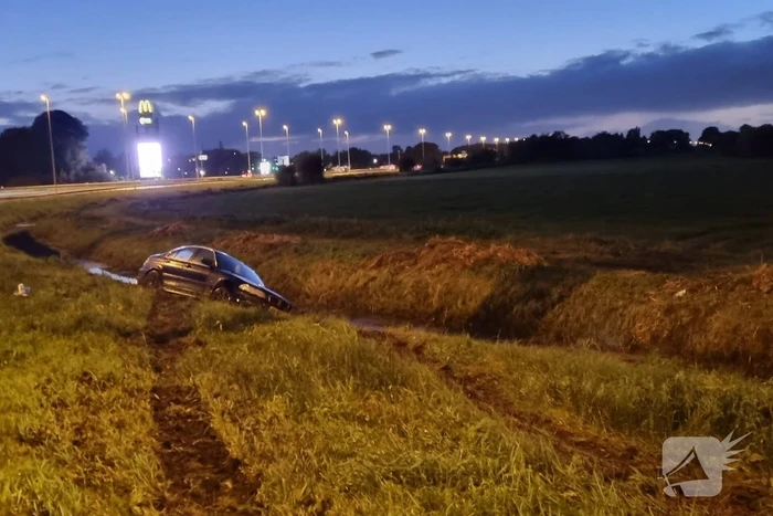 Auto belandt in sloot door glad wegdek