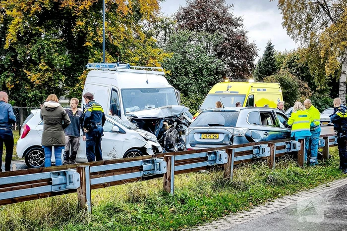 Ravage na ongeval met vier voertuigen