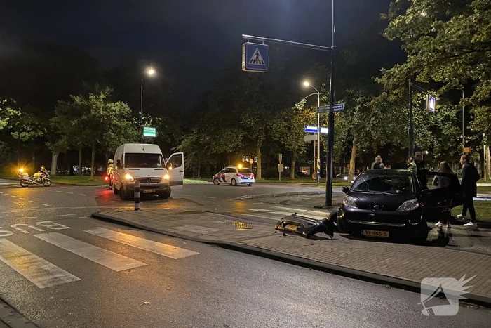 Auto en bestelbus in botsing op kruising