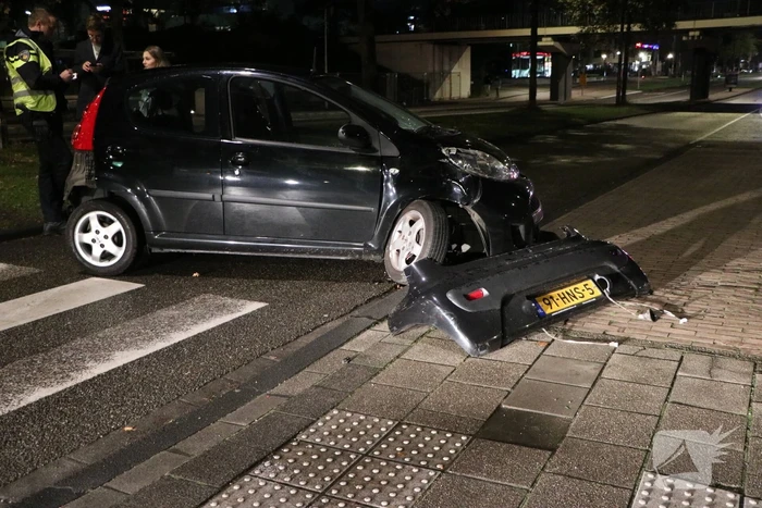 Auto en bestelbus in botsing op kruising