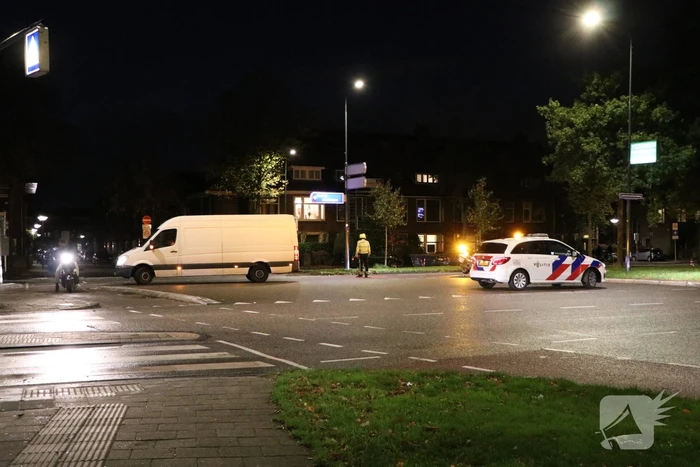 Auto en bestelbus in botsing op kruising