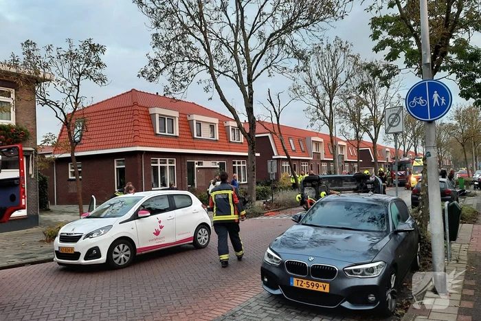 Auto belandt op zijn kant na botsing