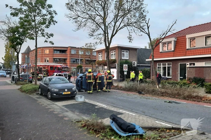 Auto belandt op zijn kant na botsing