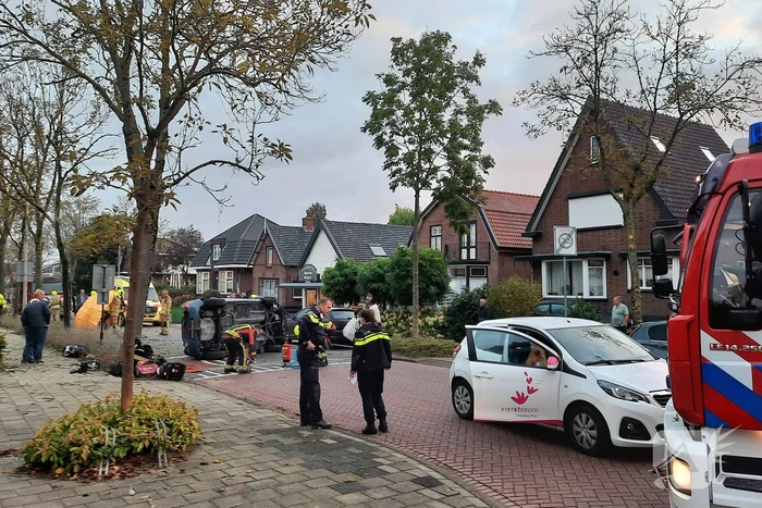 Auto belandt op zijn kant na botsing