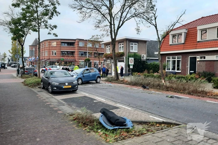 Auto belandt op zijn kant na botsing