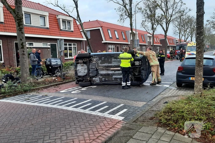 Auto belandt op zijn kant na botsing