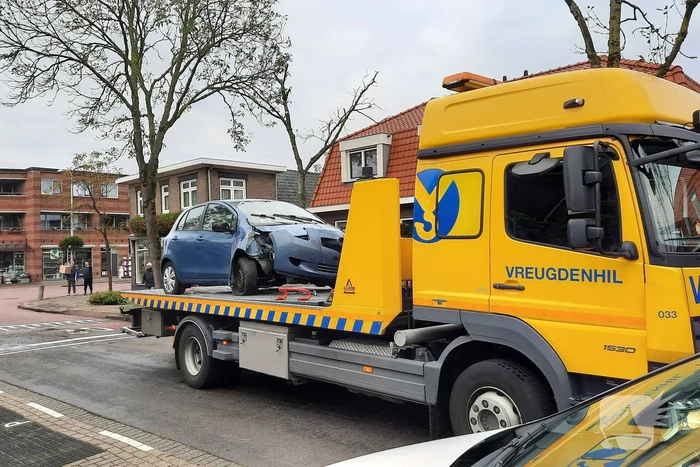 Auto belandt op zijn kant na botsing