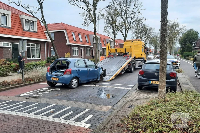 Auto belandt op zijn kant na botsing