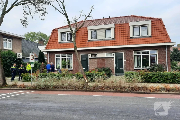 Auto belandt op zijn kant na botsing