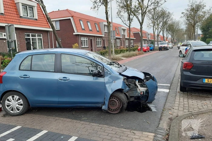 Auto belandt op zijn kant na botsing