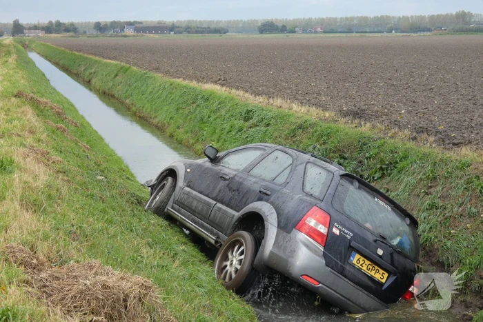 Auto rijdt sloot in