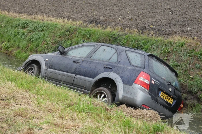 Auto rijdt sloot in