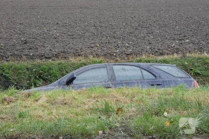 Auto rijdt sloot in