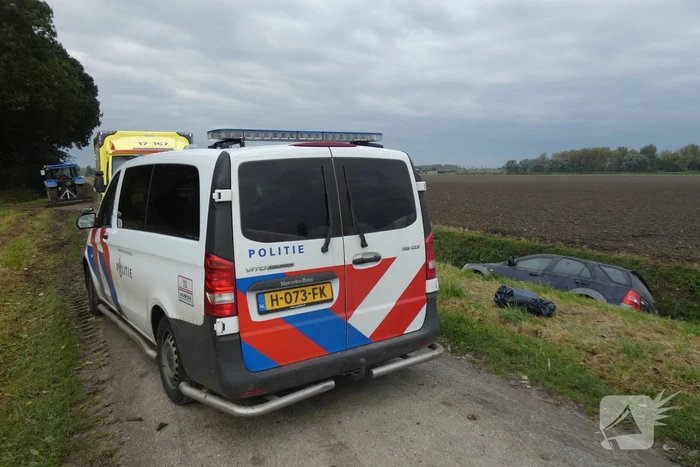 Auto rijdt sloot in