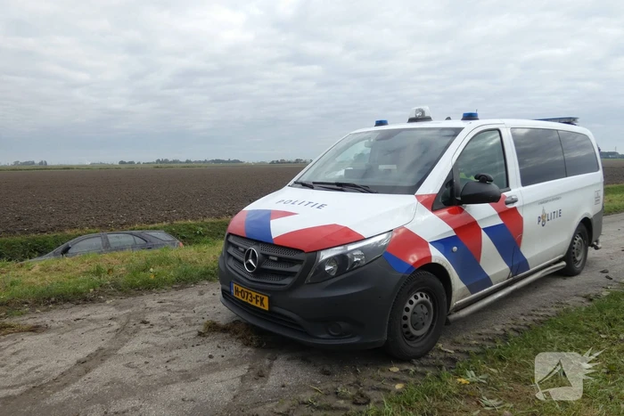 Auto rijdt sloot in
