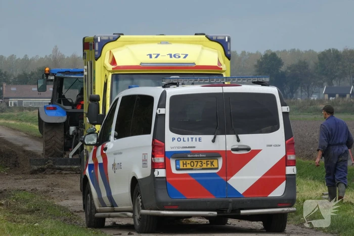 Auto rijdt sloot in