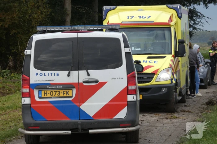 Auto rijdt sloot in
