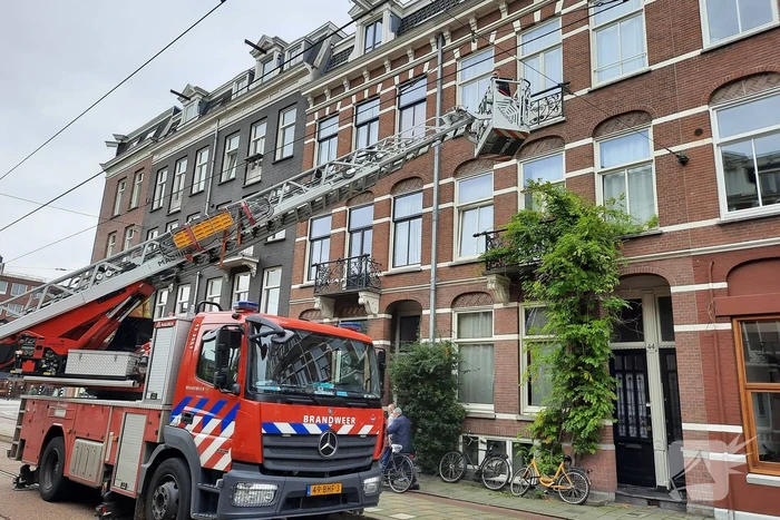 Brandweer haalt kussen uit dakgoot