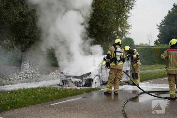 Brandweer blust brand in personenauto