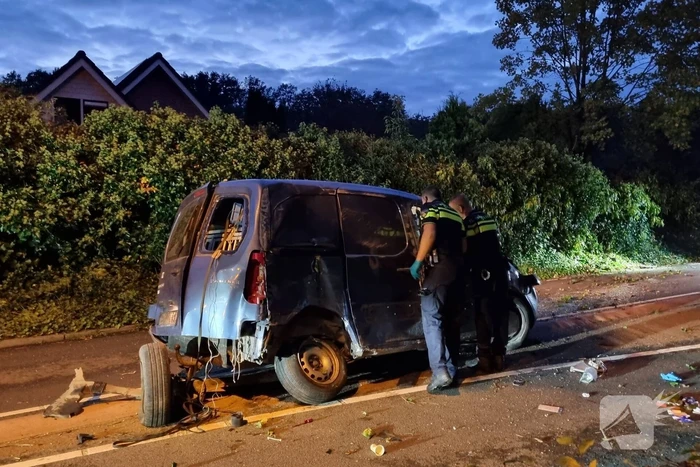 Ravage nadat bestelbus over de kop slaat