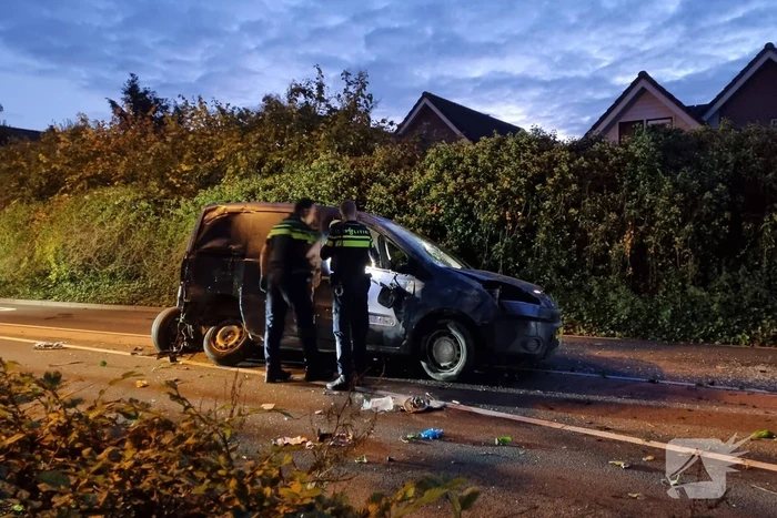 Ravage nadat bestelbus over de kop slaat