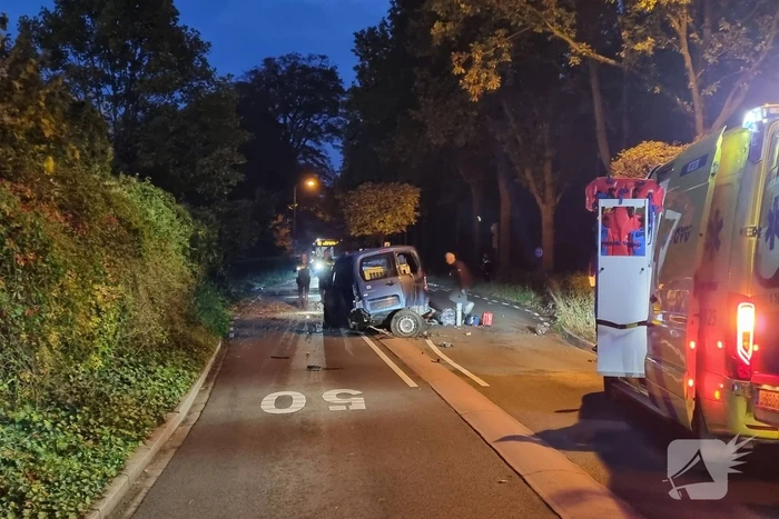 Ravage nadat bestelbus over de kop slaat