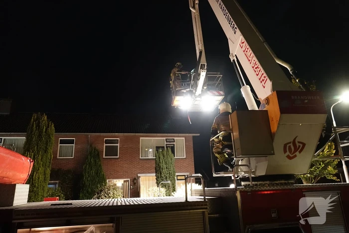 Brandweer veegt schoorsteen na brand