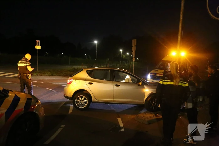 Auto crasht tegen lantaarnpaal