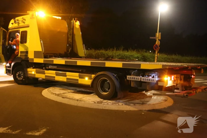 Auto crasht tegen lantaarnpaal