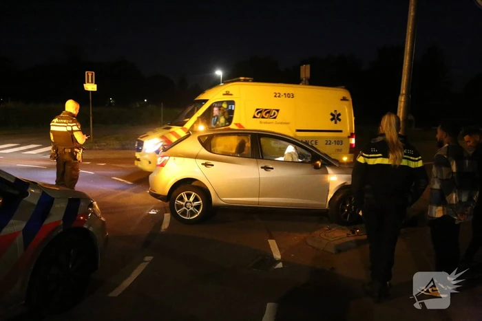 Auto crasht tegen lantaarnpaal