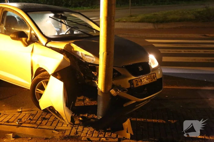 Auto crasht tegen lantaarnpaal