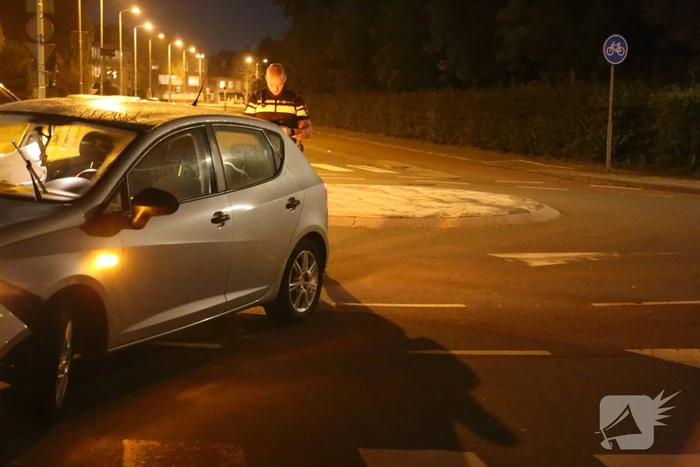 Auto crasht tegen lantaarnpaal