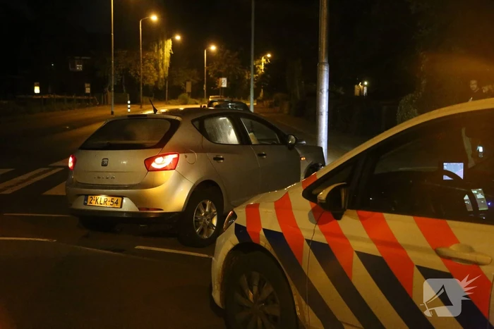 Auto crasht tegen lantaarnpaal