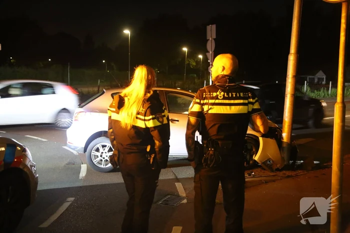 Auto crasht tegen lantaarnpaal