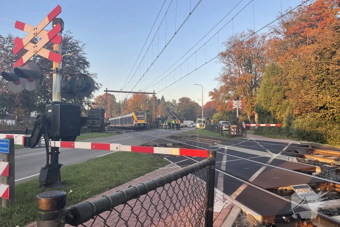 Trein en vrachtwagen botsen bij spoorovergang