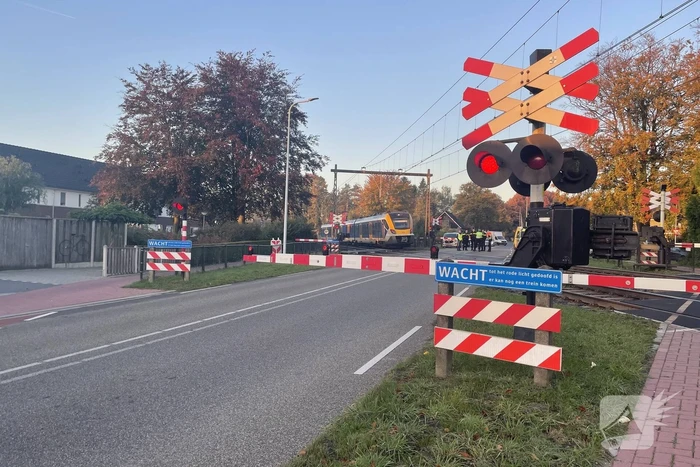 Trein en vrachtwagen botsen bij spoorovergang