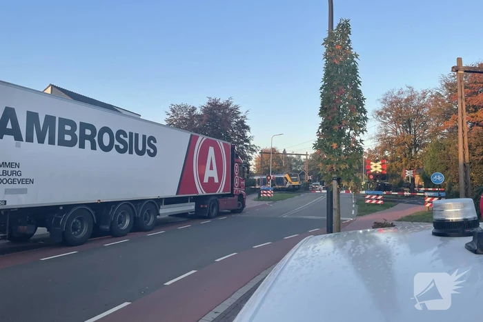Trein en vrachtwagen botsen bij spoorovergang